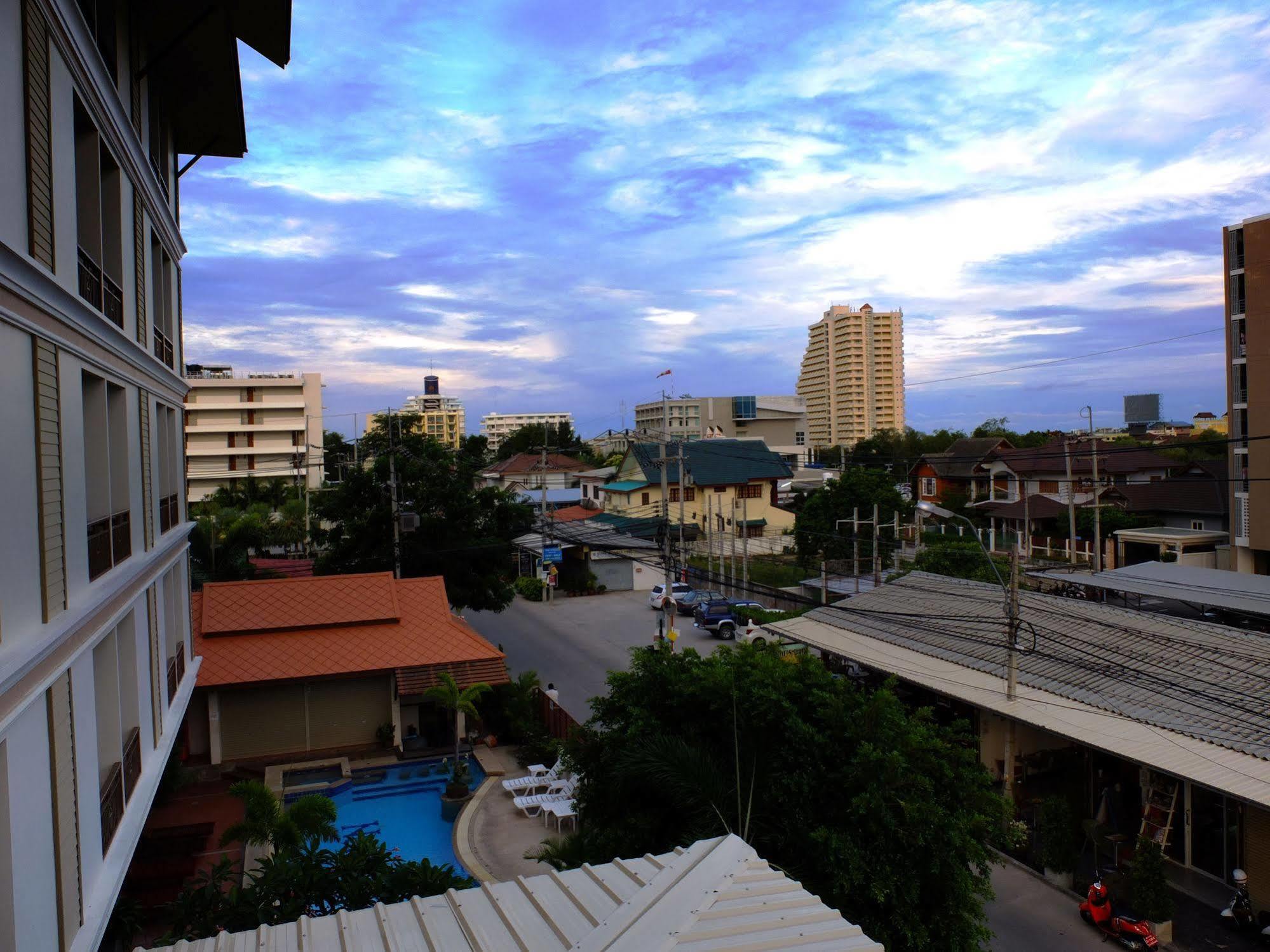 Narawan Hotel, HHQ Extérieur photo
